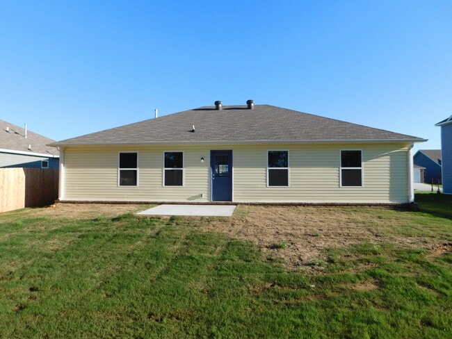 Building Photo - Charming Three Bedroom Home in Fayetteville  To schedule your own showing: 479-341-6744. Apply at...