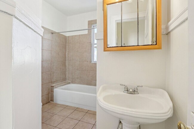 Building Photo - 2 bed 1 bath apartment newly remodeled, lo...