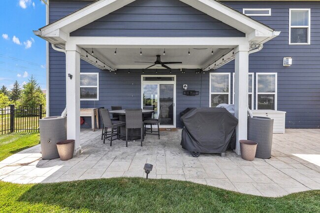 Building Photo - 15611 W Rail Dr