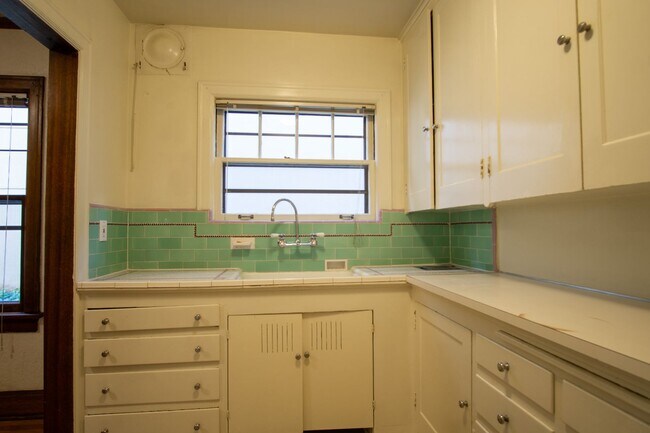 Building Photo - LOOK & LEASE! Stunning 1930s Townhouse in ...