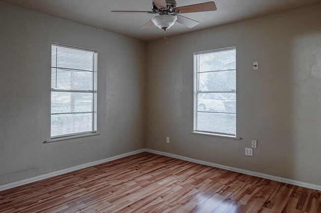 Building Photo - 504 W 7th St