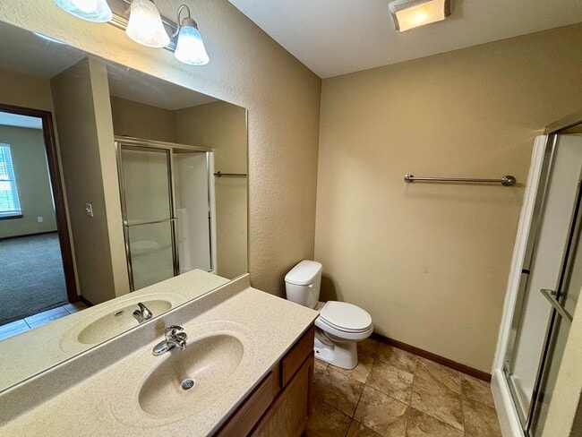 Building Photo - Live Comfortably on the East Side – Spacious 4 Bed / 2.5 Bath Duplex with Backyard & Garage