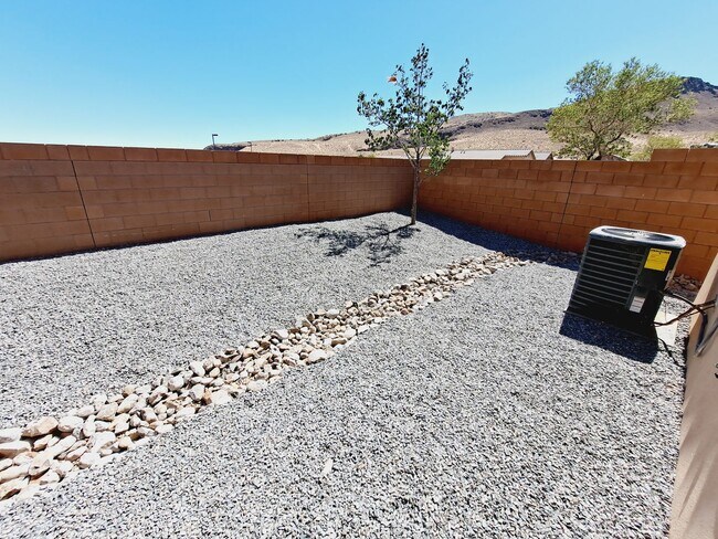 Building Photo - 3 bed 2 bath home in Huning Ranch. Great Yard!