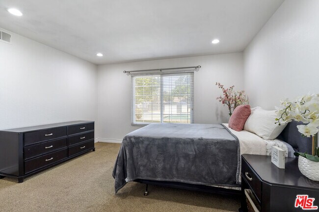 Building Photo - 3863 Thorncroft Ln