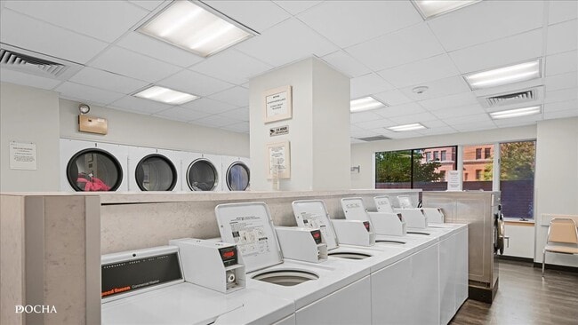 Building Photo - 801 S Plymouth Ct