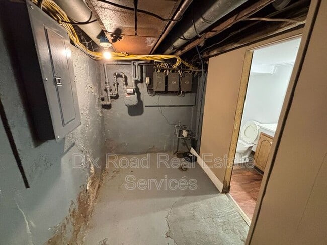 Building Photo - 724 East Ave