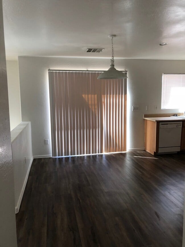 Building Photo - Massive 4 bedroom- 3 car garage- Large loft- Maricopa