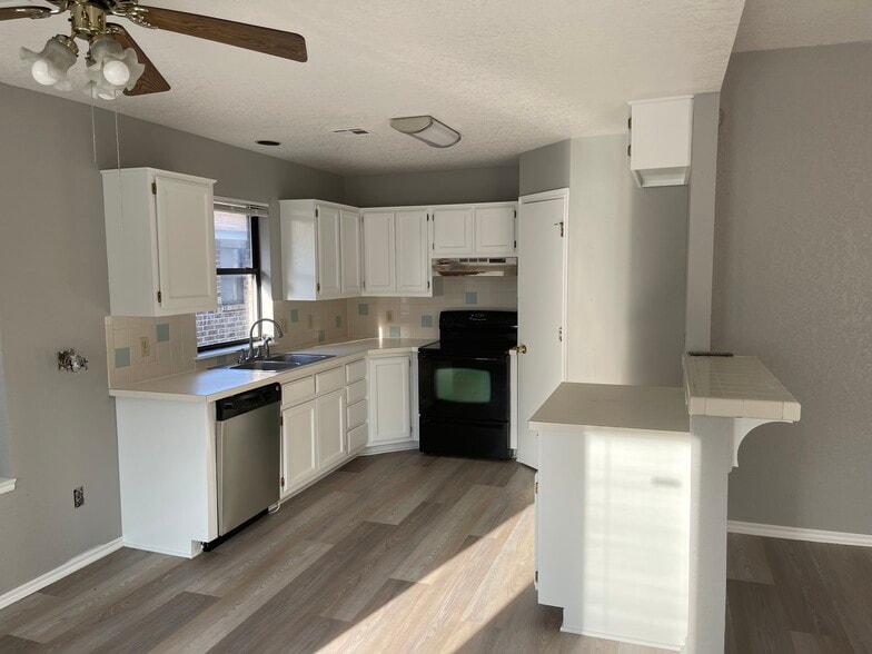 kitchen - 1309 Grand Mnr