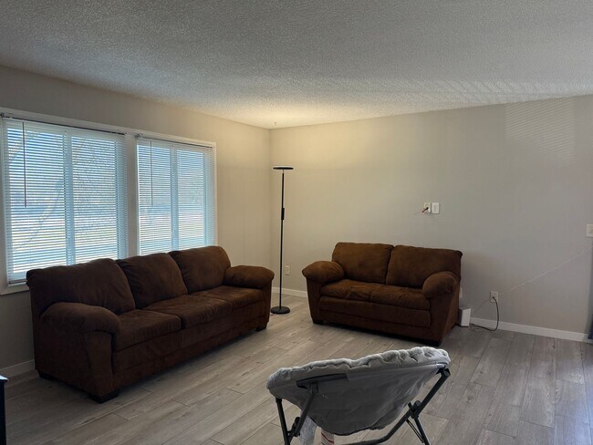 Building Photo - Low Maintenance Living - 2 Bedroom 2 Bathr...
