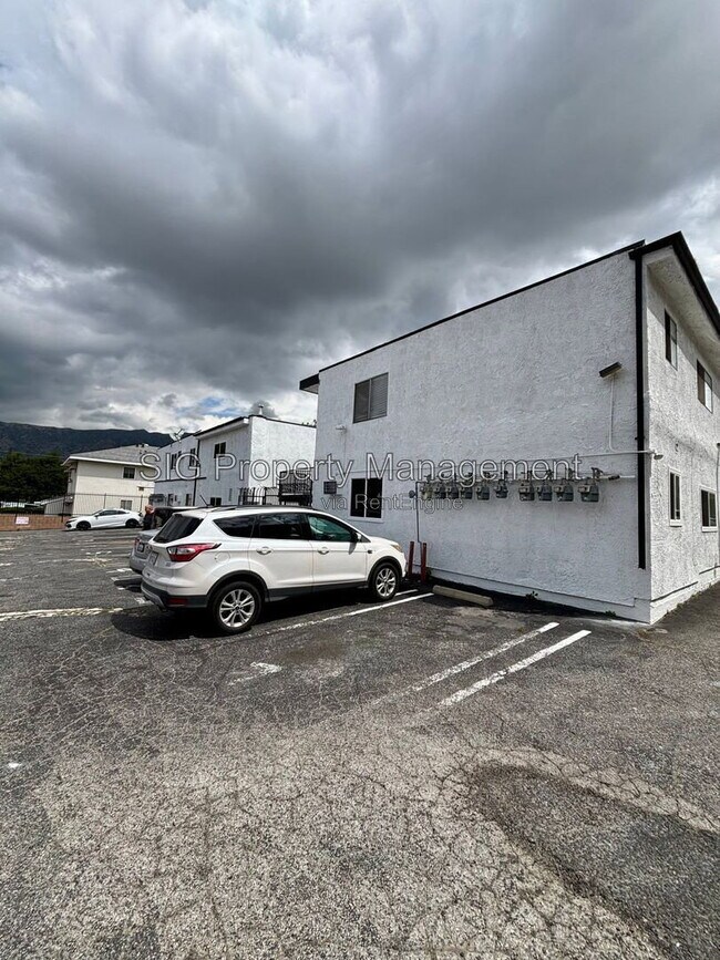 Building Photo - 10635 Sherman Grove Ave