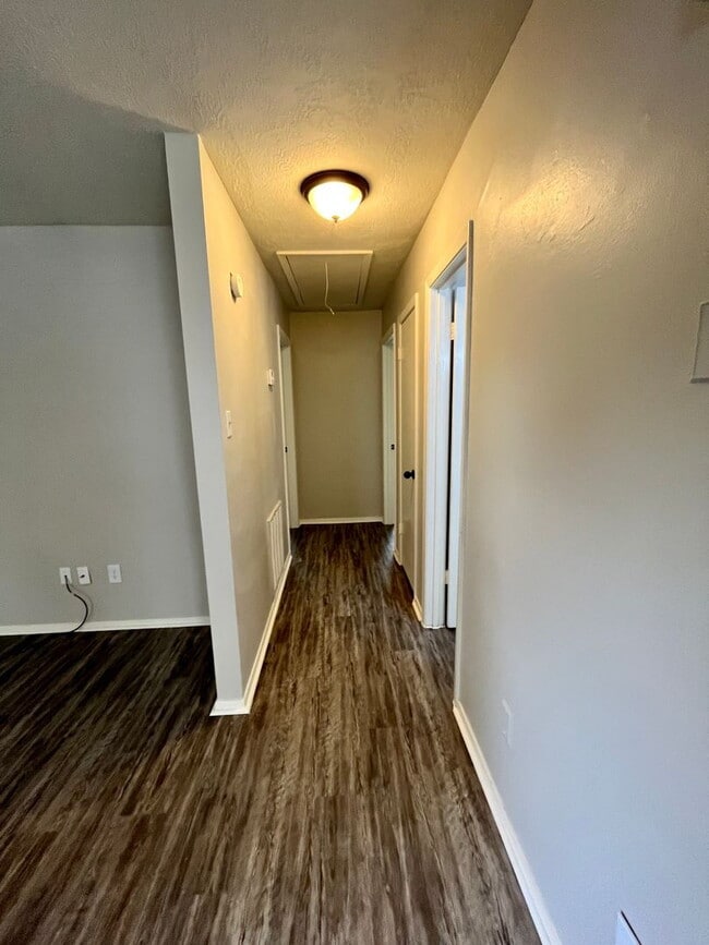 Building Photo - Cozy 2 bedroom 1 bath duplex with Large fenced yard