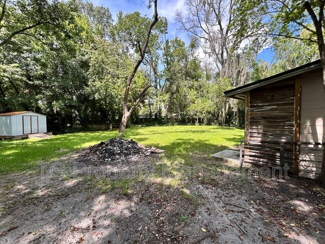 Building Photo - 3561 Centerhill Dr N