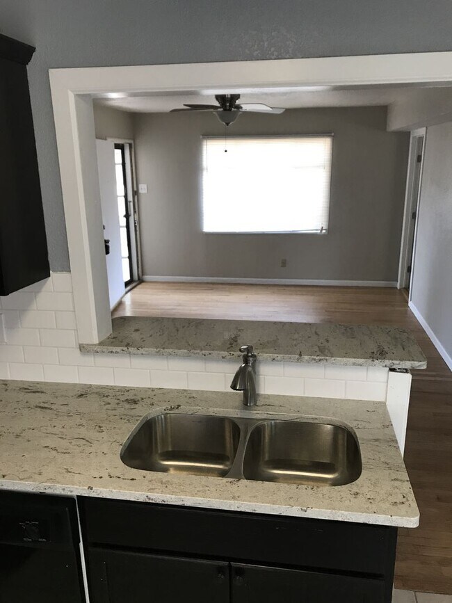 Building Photo - Pre Leasing for Fall 2026!!