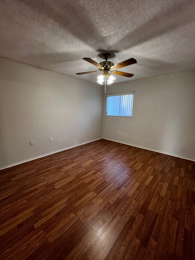 Building Photo - Hourglass District Condo - 2/2 with attached garage