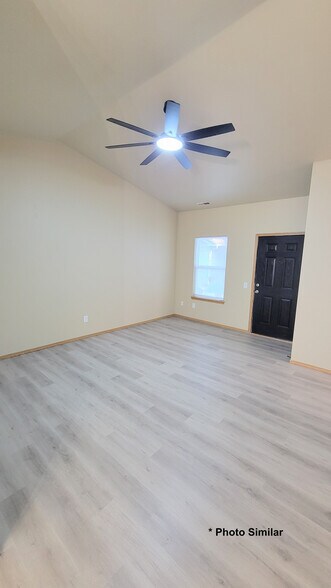 Living room - 205 S Dewey Ave