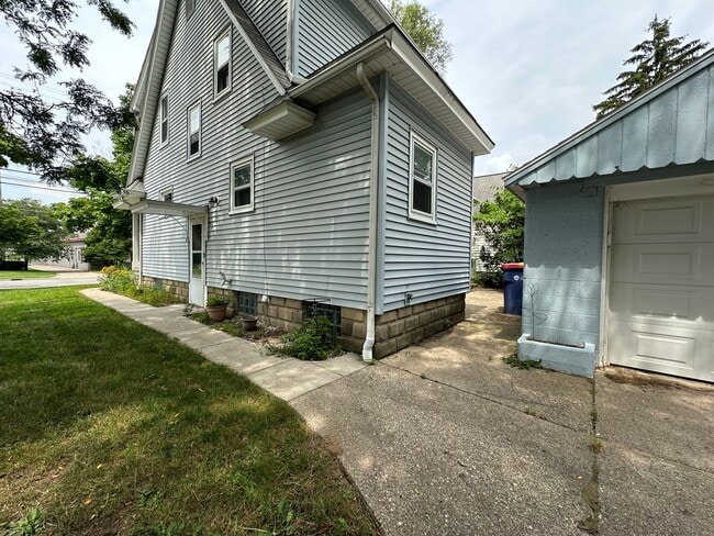 Building Photo - Adorable Three Bedroom Home with Central Air!