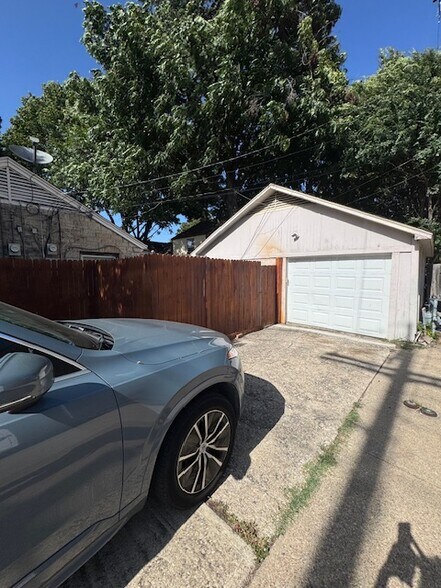 Building Photo - 6950 Hillcrest Ave
