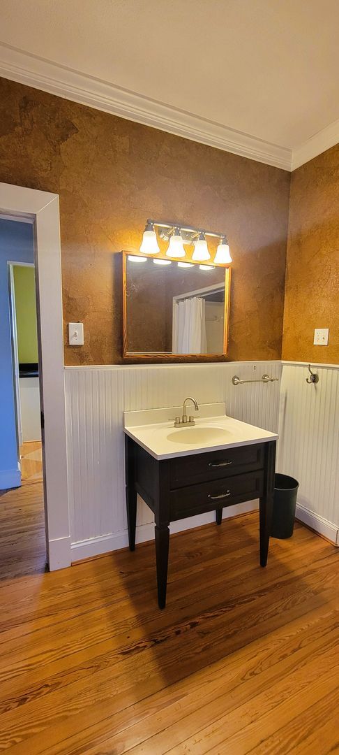 Building Photo - Charming 2 bedroom bungalow in Lakeside/Staples Mill area.
