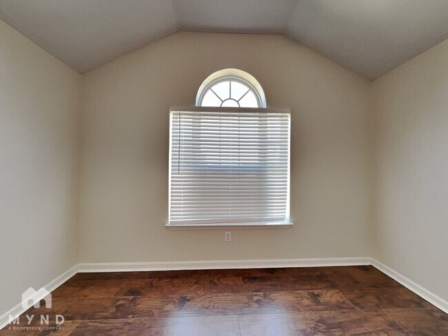 Building Photo - 207 Lake Forest Dr
