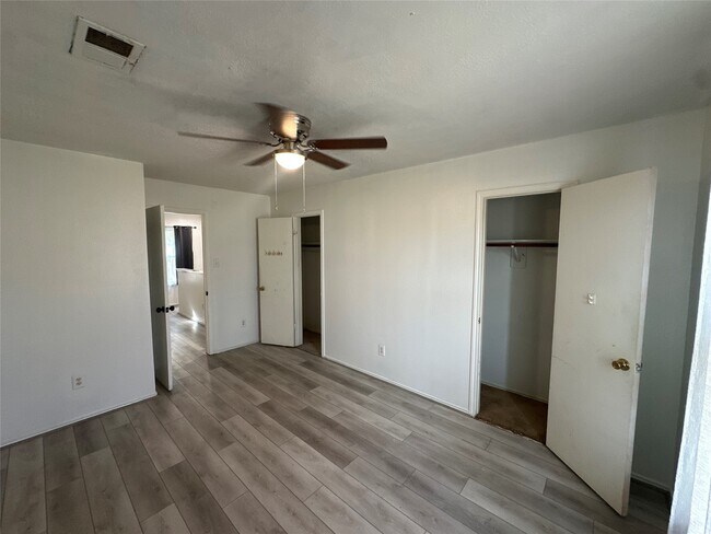 Building Photo - 6814 Cheshire Park Rd