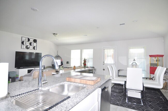 Building Photo - 2513 Ponca Dr