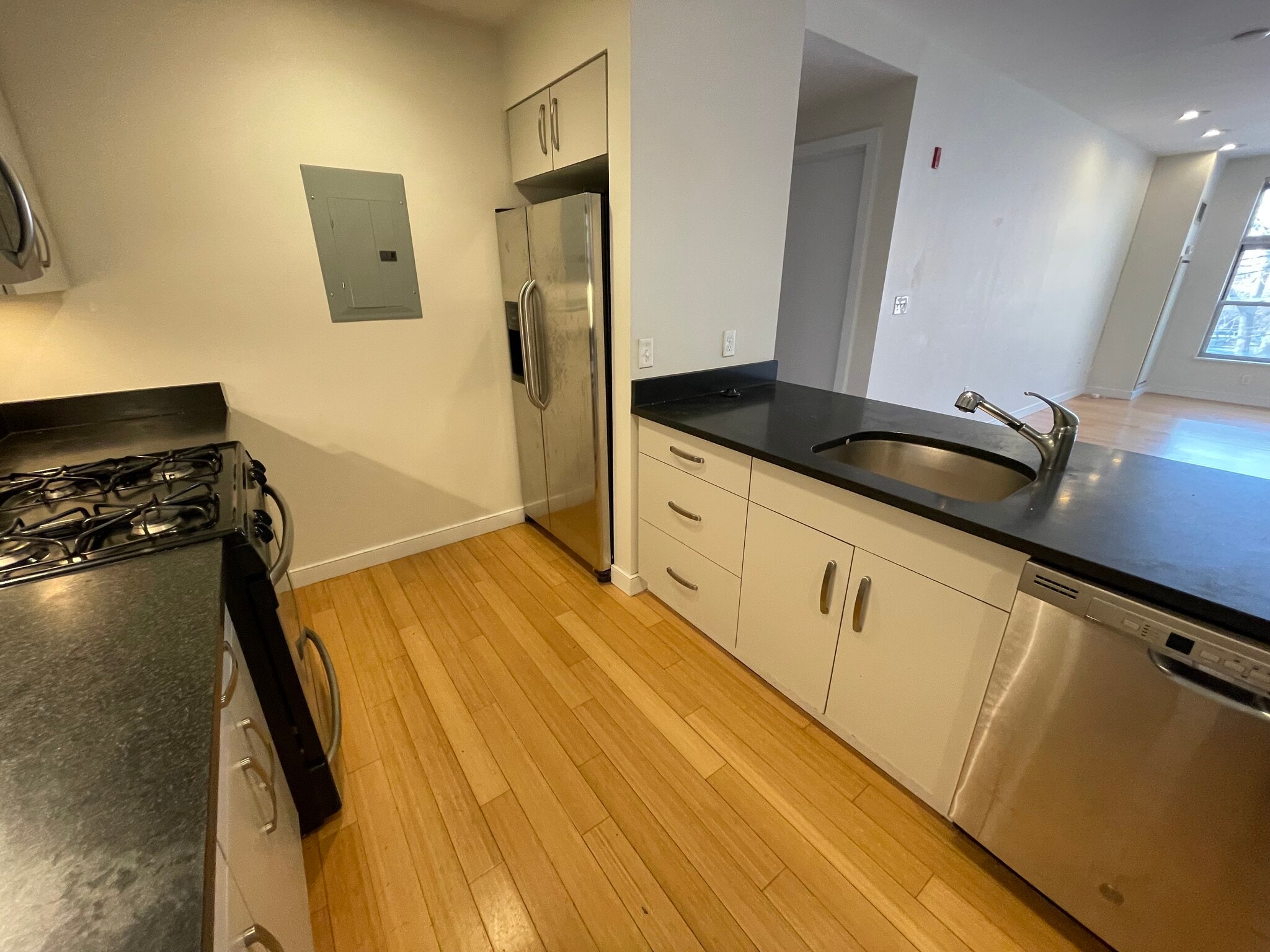 Building Photo - 591 Albany St