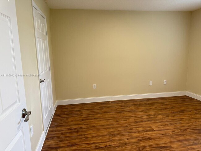 Building Photo - 1261 SE 31st Ct