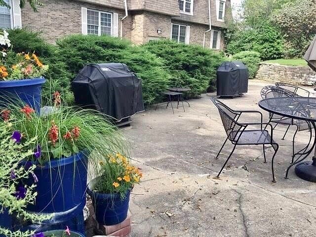 Building Photo - 1120 E 6th St