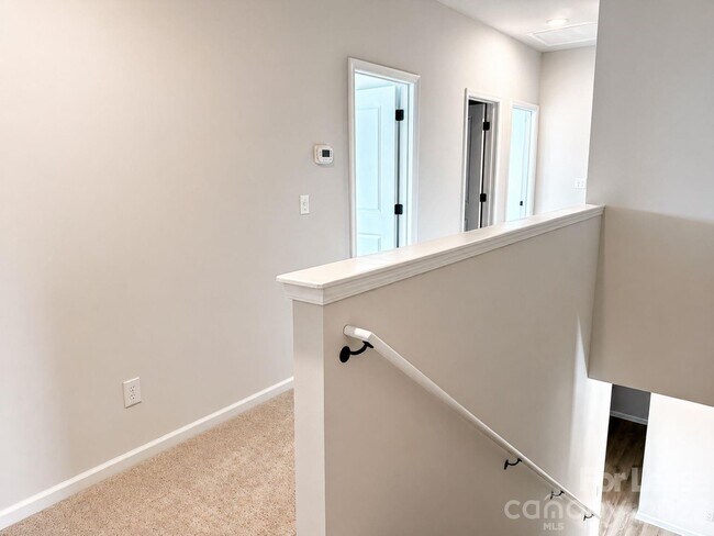 Building Photo - 524 Lively Cres
