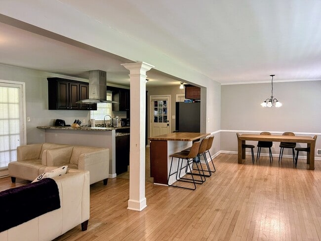 Building Photo - 816 Valley Creek Dr