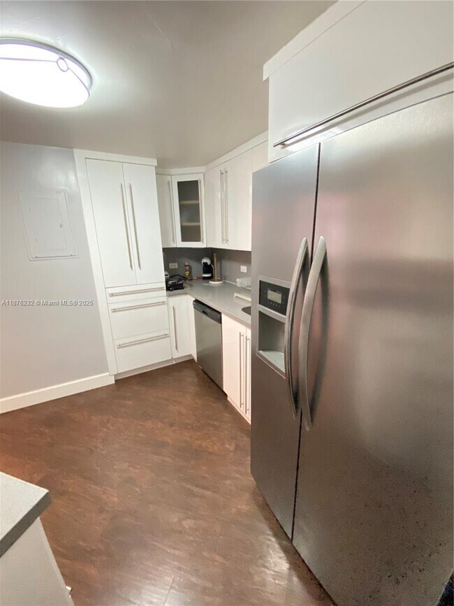 Building Photo - 905 Brickell Bay Dr