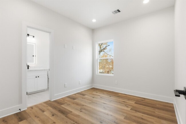Building Photo - 9405 D Hammerly Boulevard Unit B