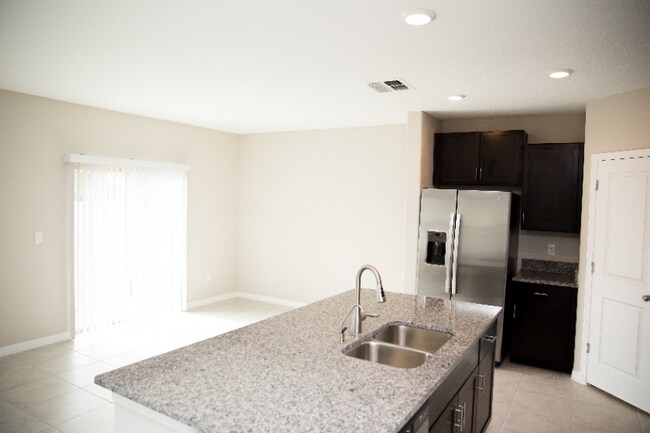 Building Photo - 552 Argyll Dr
