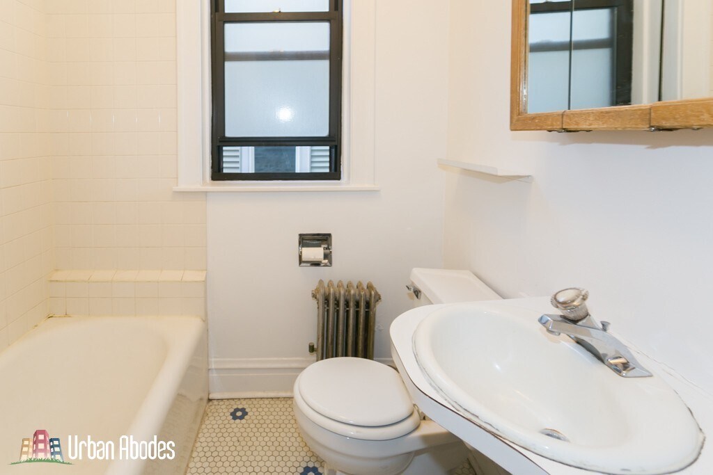 Building Photo - 1913 W Larchmont Ave