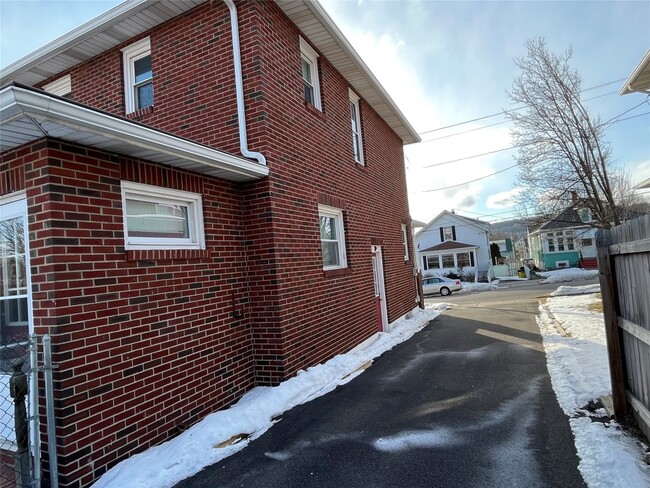 Building Photo - 110 Hayes Ave