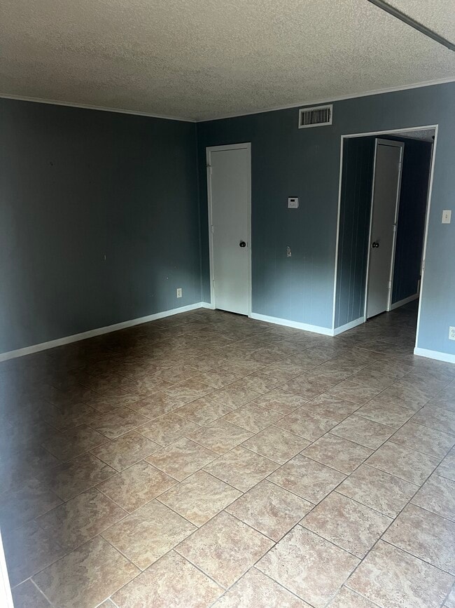 Building Photo - 715 W Tyler St