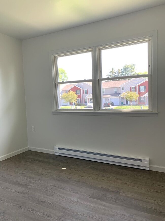 Building Photo - Newly renovated, affordable, 3 bed/1 bath end unit townhouse