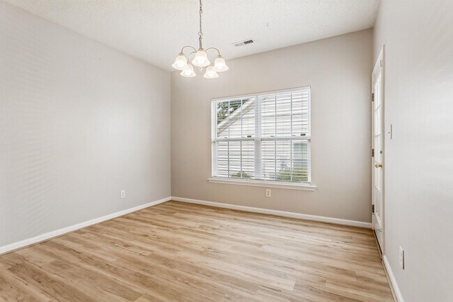 Building Photo - 3 BR 3 BA Townhouse