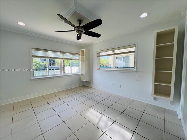Building Photo - 2033 Calais Dr