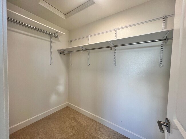 Building Photo - Gorgeous Ridgefield Home w/ full guest sui...