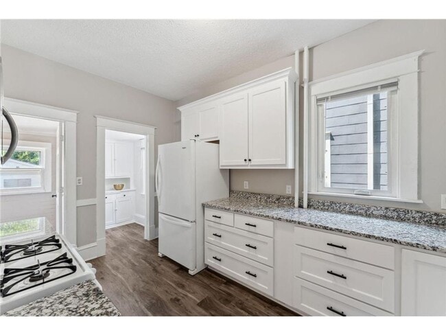 Building Photo - Beautiful 5 Bedroom 3 Bathroom House in MacGroveland