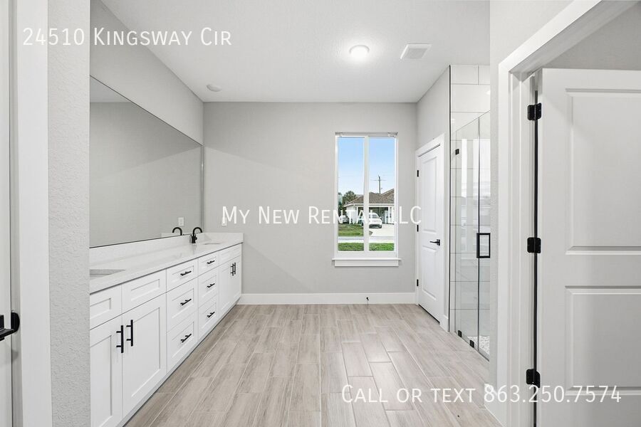 Building Photo - 24510 SW Kingsway Cir