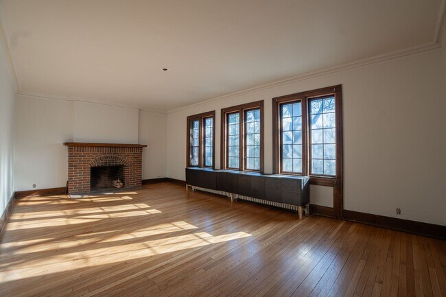 Building Photo - 2222 E Park Pl