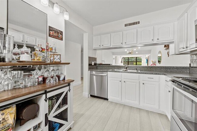 Building Photo - 6061 Balboa Cir