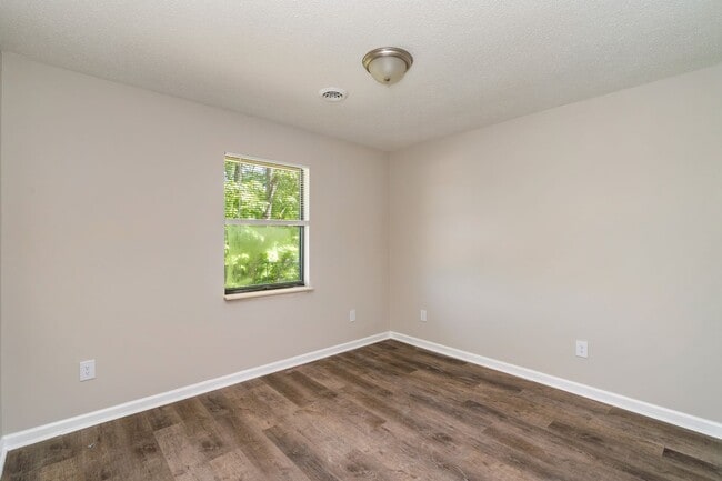 Building Photo - 101 Raintree Ln