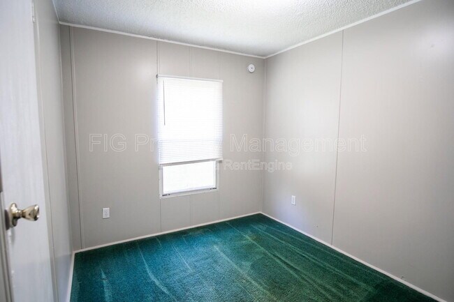 Building Photo - 821 Hillvale Rd