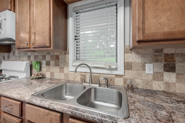 Building Photo - Fall '24 - Close to campus - 3 bed/2 bath ...