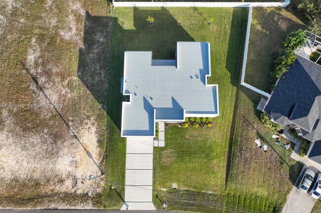 Building Photo - 5 SW 26th Pl