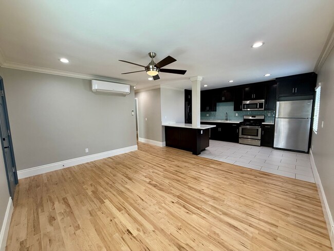 Building Photo - Luxury 2BD Wilson Court! AC! PARKING! Livi...