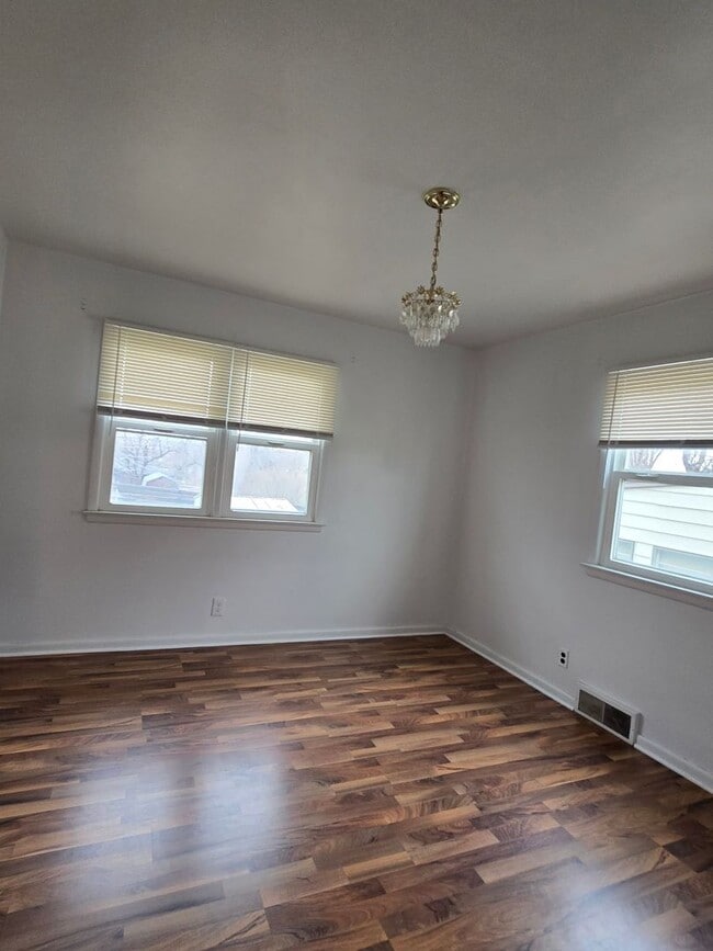 Building Photo - Eastside 4 BD w/garage